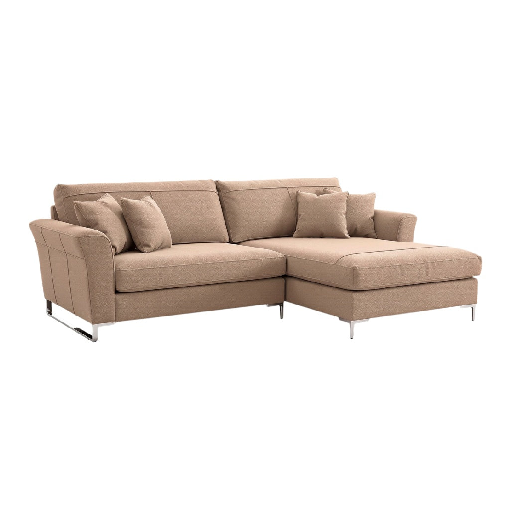 **Wygodna narożna sofa z poduszkami w odcieniu beżowym**